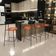 Banqueta Baixa Cozinha Sala Jantar Bancada Milão L02 Couríssimo Preto Brilho Camel  - Lyam Decor