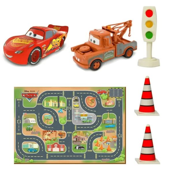 Tapete com 2 Veículos e Acessórios - Carros MCQueen - Disney - Toyng TOYNG040831 Tapete com 2 Veículos e Acessórios - Carros MCQueen - Disney - Toyng TOYNG040831