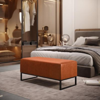 Puff Decorativo Para Sala de Estar Cléo W01 Base de Ferro 90 cm Couríssimo Camel - Lyam Decor