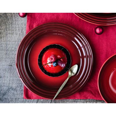 KIT LE CREUSET 4 PRATOS RASOS 22 27CM E SALEIRO E PIMENTEIRO 100ML VERMELHO