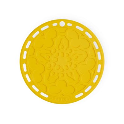 KIT LE CREUSET 2 PEGADORES DE ALÇAS E SUPORTE PARA PANELAS 20CM AMARELO NÉCTAR