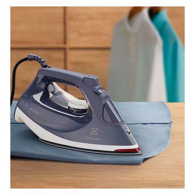 Ferro de Passar a Vapor Electrolux Experience Care ESI60 com Spray, Base Cerâmica e Tecnologia Power Vapour Azul Marinho / 110V
