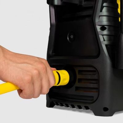 Lavadora de Alta Pressão Karcher Compacta 1500 PSI/Libras 1400W 300L/h com Aplicador de Detergente e Lança Regulável Preto com Amarelo / 110V
