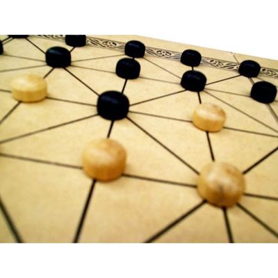 Jogo de Tabuleiro Fanorona em Madeira - Oficina de Criação Mitra