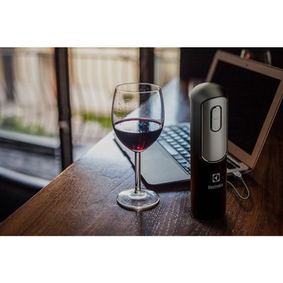 Abridor de Vinho Electrolux Elétrico Automático com Corta Lacres Não se aplica