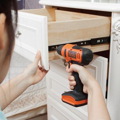 Parafusadeira / Furadeira 3/8 (10mm) BlackeDecker LD12 a Bateria 12V Li-Ion com Acessórios Laranja e Preto / Bivolt