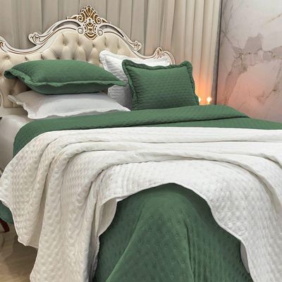 Kit Cobre Leito Colcha Perone Queen Dupla Face Toque De Pluma Micro Percal 300 Fios 3 Peças - Verde Esmeralda
