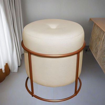 Puff Decorativo Redondo Para Sala Argola Pérola Bege Base Pés bronze tecido veludo