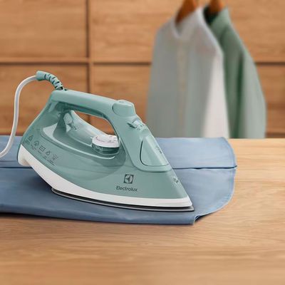 Ferro de Passar a Vapor e a Seco Electrolux Experience Care ESI51 com PowerVapour Base Glissium Spray de Água e Vapor Vertical Branco e Verde / 110V