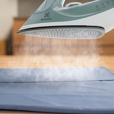 Ferro de Passar a Vapor e a Seco Electrolux Experience Care ESI51 com PowerVapour Base Glissium Spray de Água e Vapor Vertical Branco e Verde / 110V