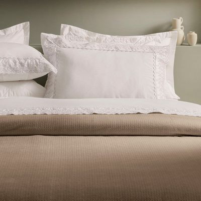 Jogo de Cama Queen 200 Fios Karsten Bordado Antônia Branco Rosa Queen