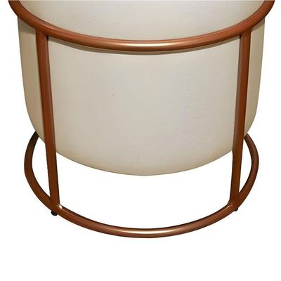 Puff Decorativo Redondo Para Sala Argola Serena Bege Base Pés bronze tecido linho
