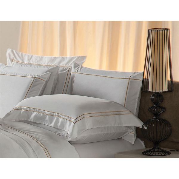 Fronha Premium Har Plumasul 230 fios 50x70 cm Branco e Dourado