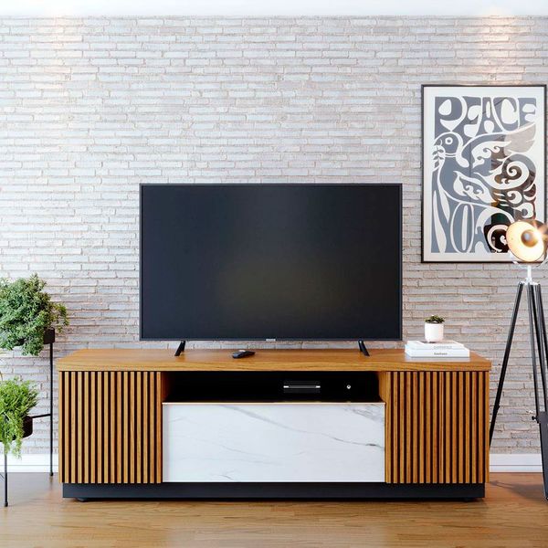 Rack Colibri Manaus com 3 Portas, Ideal para TV de Até 70 Polegadas Noce Milano com Preto Fosco e Calacatta