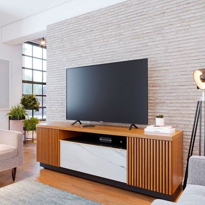 Rack Colibri Manaus com 3 Portas, Ideal para TV de Até 70 Polegadas Noce Milano com Preto Fosco e Calacatta
