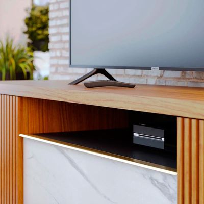 Rack Colibri Manaus com 3 Portas, Ideal para TV de Até 70 Polegadas Noce Milano com Preto Fosco e Calacatta
