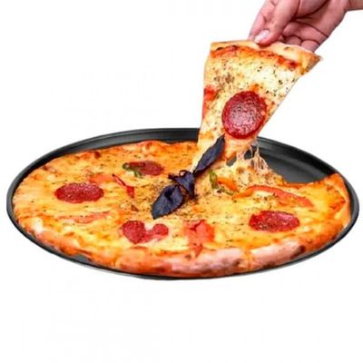 Forma para Pizza Multiflon Furada e com Cortador 35cm Preto