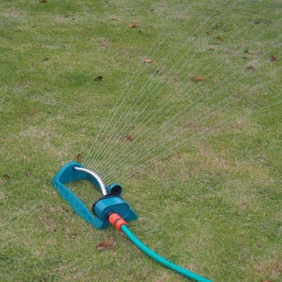 Irrigador Oscilante Lorben 1-2" 15 Furos Aspersor Com Bico Engate Rápido Jardim Gramado Horta