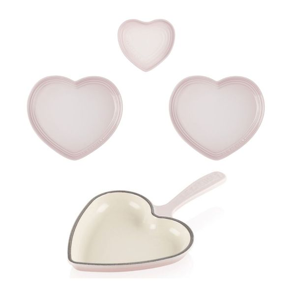 KIT LE CREUSET SKILLET CORAÇÃO 16CM DESCANSO P/ COLHER CORAÇÃO E 2 PRATOS CORAÇÃO 23CM SHELL PINK