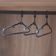 12 Cabides de Roupas Antifurto Fixos para Hotel Pretos com Alças Anti Roubo