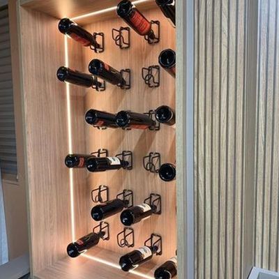 Mini Adega de Parede Suspensa Preta Cube Suporte Porta 1 Garrafa de Vinho Espumante