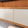 Painel Para Tv 65 Pol Bancada Suspensa Led Patmos C04 Freijó Off White Matte - Lyam Decor