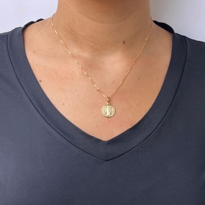 Colar Medalha São Bento pequena banhado em ouro 18k