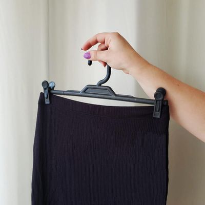 Cabide com Presilha Preto de Plástico para Saias Bermudas Calças Lojas Expositor