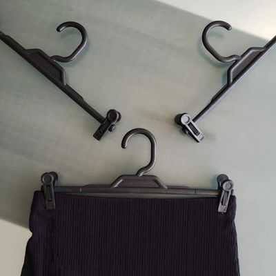 Cabide com Presilha Preto de Plástico para Saias Bermudas Calças Lojas Expositor