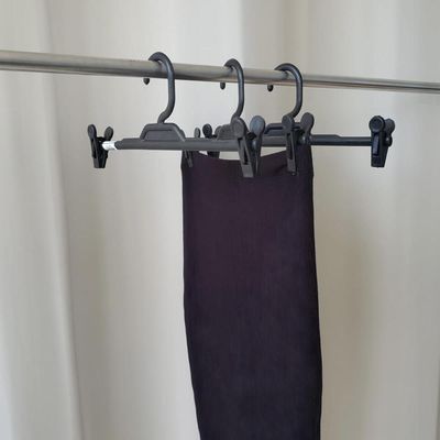 Cabide com Presilha Preto de Plástico para Saias Bermudas Calças Lojas Expositor