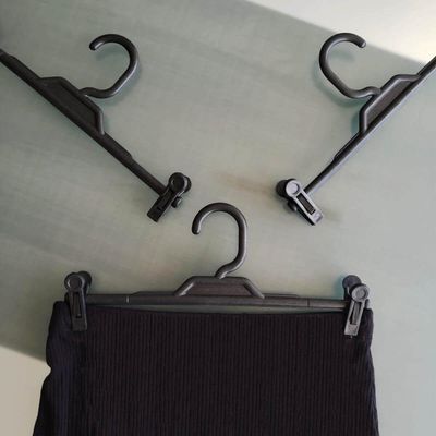 Kit 10 Cabides com Presilha Preto Plástico para Saias Bermudas Lojas Expositor