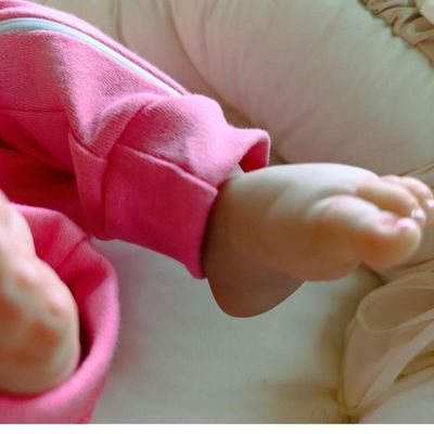 Bebê Reborn Menina Toda De Silicone De Vinil Artesanal Olhos Abertos Cabelo Implantado Fio A Fio Realista