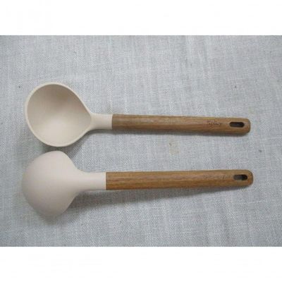 Concha De Silicone Com Cabo Em Acácia Spicy Bege