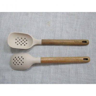 Colher De Serviço De Silicone Com Cabo Em Acácia Spicy Bege