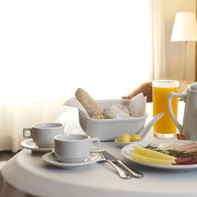 Jogo 6 Xícaras de Chá com Pires 100ml Bar Hotel Germer em Porcelana Branca
