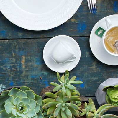 Xícara de Café com Pires Relevo 75ml em Porcelana Branca Chevron Germer