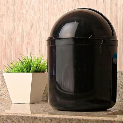 Lixeira Plástica De Cozinha Pia com Tampa Capacete e Abertura Frontal 4 litros UZ Preto