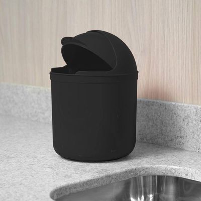 Lixeira Plástica De Cozinha Pia com Tampa Capacete e Abertura Frontal 4 litros UZ Preto
