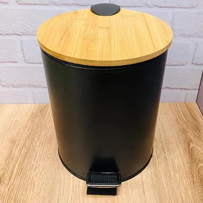 2 Lixeiras Redondas de Metal com Pedal 5L Tampa de Bambu Lyor Preta e Branca Balde Banheiro