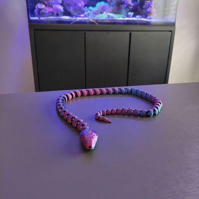 Cobra Articulada 67 Cm Impressão 3d Decoração Cor Bicolor Lilás E Azul