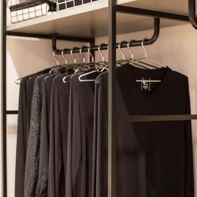 Suporte Tubo para Cabides Arara Cabideiro 73cm de Teto Closet Masutti Organizador Curvado Preto