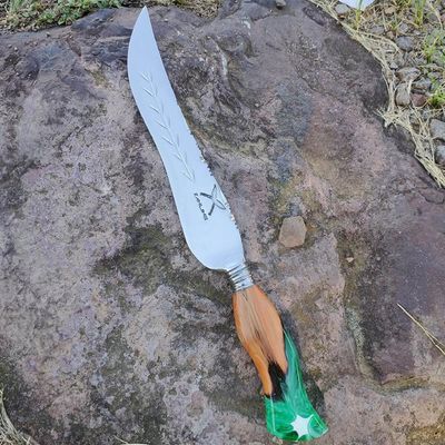 Faca Artesanal Forjada Integral Churrasco Pena Folha Inox 420c Cabo Híbrido Madeira e Resina Verde