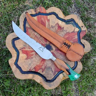 Faca Artesanal Forjada Integral Churrasco Pena Folha Inox 420c Cabo Híbrido Madeira e Resina Verde