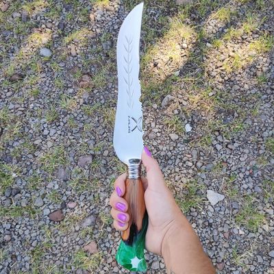 Faca Artesanal Forjada Integral Churrasco Pena Folha Inox 420c Cabo Híbrido Madeira e Resina Verde