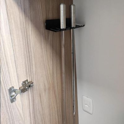 Suporte Porta 6 Espetos Deslizante de Churrasco Preto com Corrediça para Móvel Schmitt