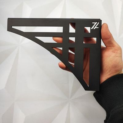 Mão Francesa Ornamentada Preta 20cm Abstrata Linhas Retas em Aço Zarg