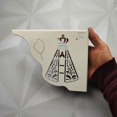 Mão Francesa Ornamentada Nossa Senhora Aparecida Aço Branca 20cm Zarg