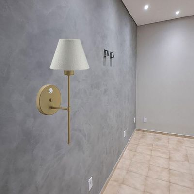 Luminária de Parede em Alumínio Dourado Cúpula Tecido Natural com Interruptor Arandela Quarto Cabeceira