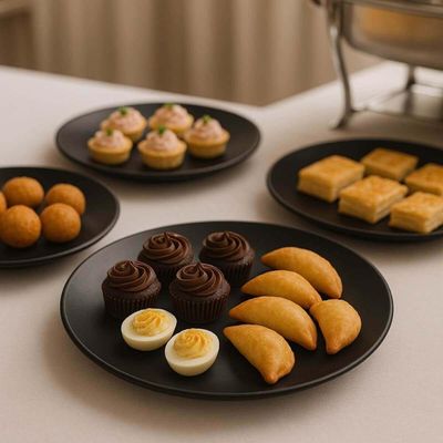 Kit 12 Pratos Plásticos Servir 25cm Buffet Coza Preto Doces Salgados Festas Eventos