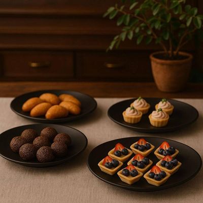 Kit 25 Pratos Plásticos Eventos Festas Buffets 25cm Bandejas Pretas Servir Coza
